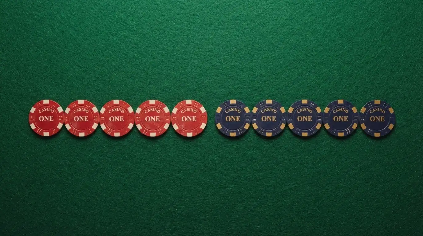 Una vista dall'alto di un tavolo da gioco con dieci fiches allineate, cinque di colore diverso dalle altre, a rappresentare la divisione tra operatori ADM e offshore